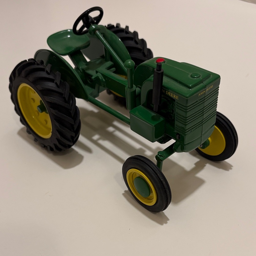 Spec Cast John Deere model LA tractor. 1/16 scale.